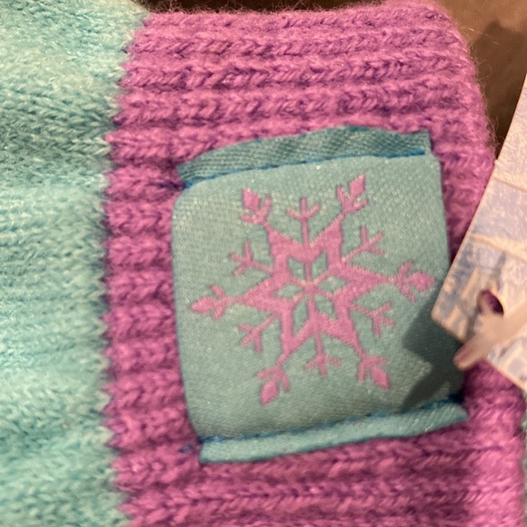 Children’s Frozen hat and glove set - Picture 6 of 6